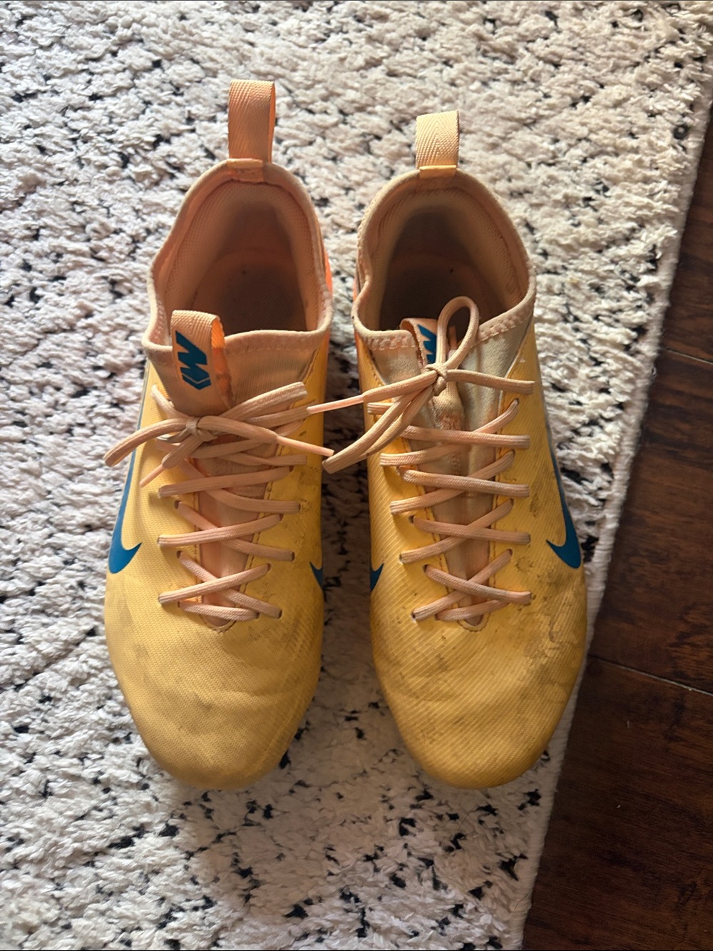Nike youth/Men’s Yellow/Orange Soccer cleats